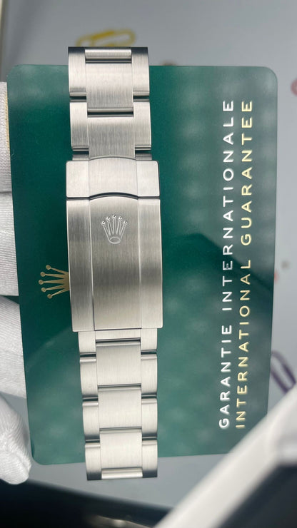 41mm Oyster Perpetual
Stainless steel - Blue dial
All original - Full bracelet - unworn - original box, card, Green hang tag, white hang tag